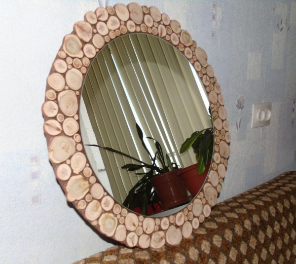 Зеркало с рамкой из можжевельника 550 мм